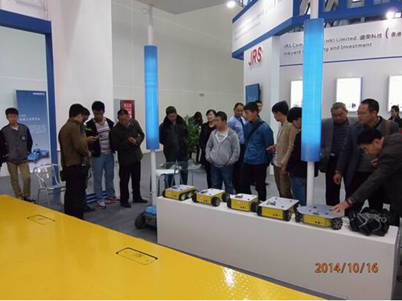 压球官网·（中国）官方网站参展2014绵阳科博会-技术人员向观众演示机器人.jpg